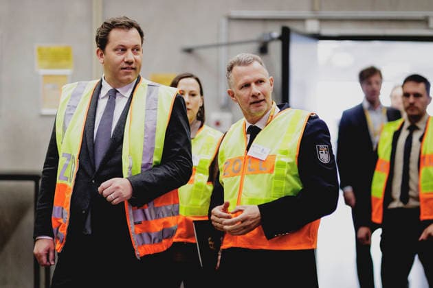 L R Lars Klingbeil, Federal Minister of Finance, and Armin Rolfink, President of the Directorate General of Customs, during a visit to the customs clearance of air freight shipments at the DHL hub in Schkeuditz, 12 05 2026 Photographed on behalf of the Federal Ministry of Finance Schkeuditz Germany Copyright: xFlorianxGaertner BMFx