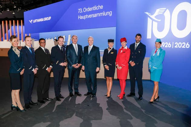 Carsten Spohr, Karl Ludwig Kley and flight attendants at the Annual General Meeting of Deutsche Lufthansa AG at Messe Frankfurt, Hall 5 1 Congress Center Frankfurt, 12 05 2026 Foto:xR.xSchmiegeltx xFuturexImagex lufthansa_6543