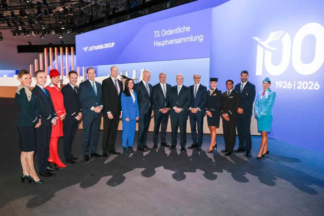 Lufthansa Executive Board and flight attendants at the Annual General Meeting of Deutsche Lufthansa AG at Messe Frankfurt, Hall 5 1 Congress Center Frankfurt, 12 05 2026 Foto:xR.xSchmiegeltx xFuturexImagex lufthansa_6544