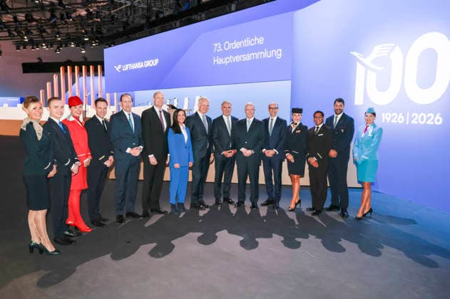 Lufthansa Executive Board and flight attendants at the Annual General Meeting of Deutsche Lufthansa AG at Messe Frankfurt, Hall 5 1 Congress Center Frankfurt, 12 05 2026 Foto:xR.xSchmiegeltx xFuturexImagex lufthansa_6545