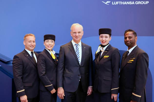 Johannes Teyssen and flight attendants at the Annual General Meeting of Deutsche Lufthansa AG at Messe Frankfurt, Hall 5 1 Congress Center Frankfurt, 12 05 2026 Foto:xR.xSchmiegeltx xFuturexImagex lufthansa_6599