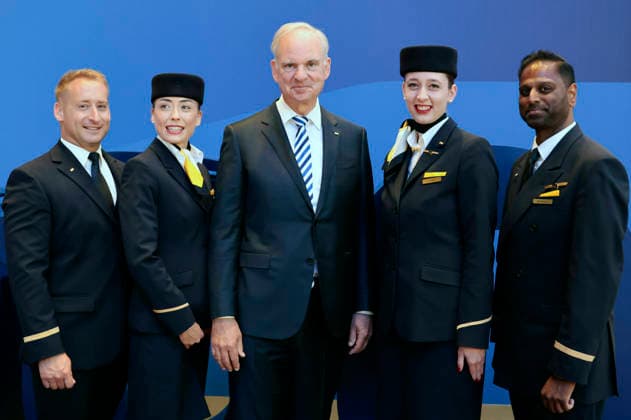 Johannes Teyssen and flight attendants at the Annual General Meeting of Deutsche Lufthansa AG at Messe Frankfurt, Hall 5 1 Congress Center Frankfurt, 12 05 2026 Foto:xR.xSchmiegeltx xFuturexImagex lufthansa_6600