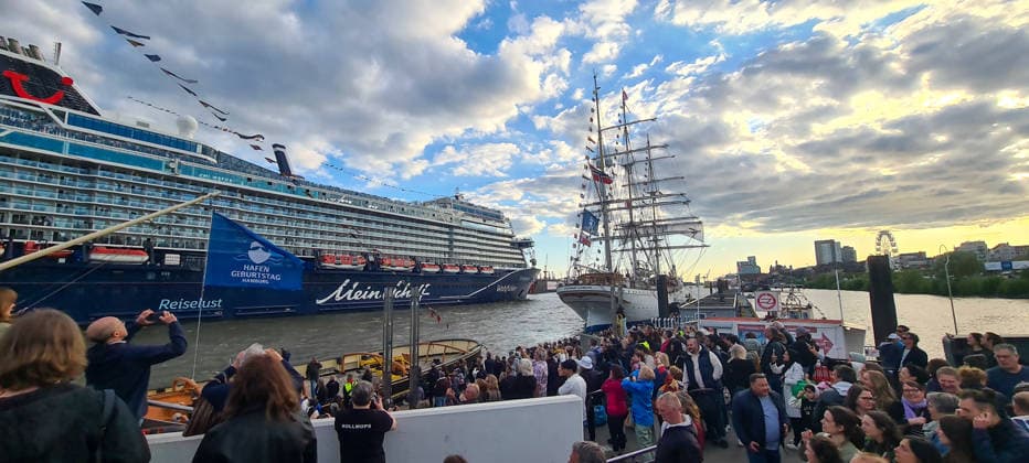 Departure of the cruise ship MeinSchiff 7 of the shipping company TUI Cruises during the Hamburg Hafengeburtstag 2026 Departure of the cruise ship MeinSchiff 7 of the shipping company TUI Cruises during the Hamburg Hafengeburtstag 2026, Hamburg Hamburg Germany Landungsbrücken