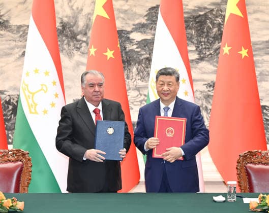 (260512) -- BEIJING, May 12, 2026 -- Chinese President Xi Jinping and Tajikistan s President Emomali Rahmon jointly attend a signing ceremony of cooperation documents after their talks in Beijing, capital of China, May 12, 2026. Xi held talks with Tajikistan s President Emomali Rahmon, who is on a state visit to China, in Beijing on Tuesday. ) CHINA-BEIJING-XI JINPING-TAJIK PRESIDENT-TALKS (CN) LixXiang 