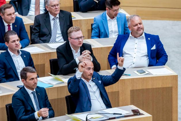 Constituent session of the 18th state parliament of Baden Württemberg The new speaker of the AfD parliamentary group, Martin Rothweiler left right Miguel Klauß with a motion on the rules of procedure 12 05 2026, Stuttgart, Baden Württemberg, Germany