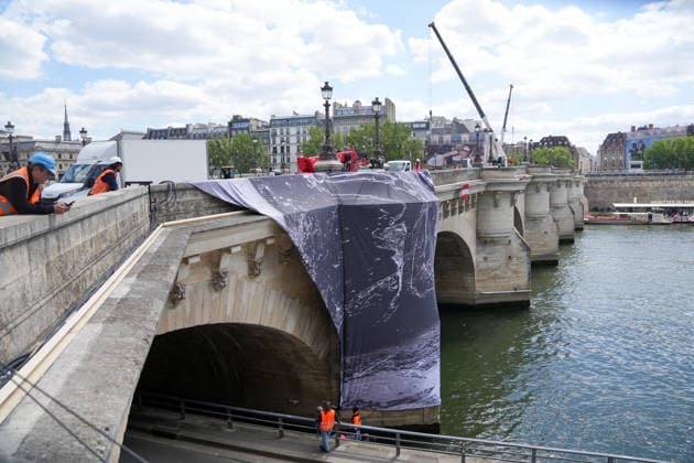 Installation immersive et éphémère dune œuvre dart monumentale de lartiste JR La Caverne du Pont Neuf à Paris, FRance, le 12 mai 2026 Anne Sophie Guebey Bestimage Immersive and ephemeral installation of a monumental artwork by the artist JR The Cave of the Pont Neuf in Paris, France, on May 12, 2026 Paris France  Copyright: xAnne-SophiexGuebeyx xBestimagexAnne-SophiexGuebeyx xBestimagex