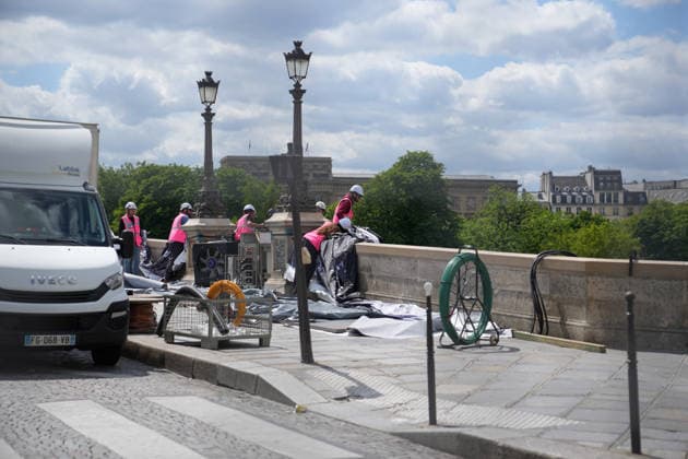 Installation immersive et éphémère dune œuvre dart monumentale de lartiste JR La Caverne du Pont Neuf à Paris, FRance, le 12 mai 2026 Anne Sophie Guebey Bestimage Immersive and ephemeral installation of a monumental artwork by the artist JR The Cave of the Pont Neuf in Paris, France, on May 12, 2026 Paris France  Copyright: xAnne-SophiexGuebeyx xBestimagexAnne-SophiexGuebeyx xBestimagex