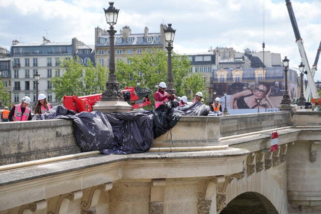 Installation immersive et éphémère dune œuvre dart monumentale de lartiste JR La Caverne du Pont Neuf à Paris, FRance, le 12 mai 2026 Anne Sophie Guebey Bestimage Immersive and ephemeral installation of a monumental artwork by the artist JR The Cave of the Pont Neuf in Paris, France, on May 12, 2026 Paris France  Copyright: xAnne-SophiexGuebeyx xBestimagexAnne-SophiexGuebeyx xBestimagex
