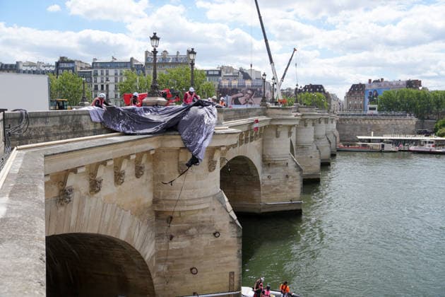 Installation immersive et éphémère dune œuvre dart monumentale de lartiste JR La Caverne du Pont Neuf à Paris, FRance, le 12 mai 2026 Anne Sophie Guebey Bestimage Immersive and ephemeral installation of a monumental artwork by the artist JR The Cave of the Pont Neuf in Paris, France, on May 12, 2026 Paris France  Copyright: xAnne-SophiexGuebeyx xBestimagexAnne-SophiexGuebeyx xBestimagex