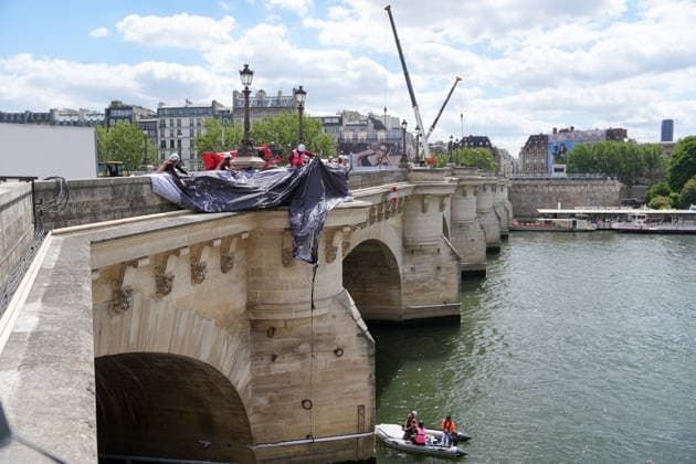 Installation immersive et éphémère dune œuvre dart monumentale de lartiste JR La Caverne du Pont Neuf à Paris, FRance, le 12 mai 2026 Anne Sophie Guebey Bestimage Immersive and ephemeral installation of a monumental artwork by the artist JR The Cave of the Pont Neuf in Paris, France, on May 12, 2026 Paris France  Copyright: xAnne-SophiexGuebeyx xBestimagexAnne-SophiexGuebeyx xBestimagex