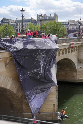 Installation immersive et éphémère dune œuvre dart monumentale de lartiste JR La Caverne du Pont Neuf à Paris, FRance, le 12 mai 2026 Anne Sophie Guebey Bestimage Immersive and ephemeral installation of a monumental artwork by the artist JR The Cave of the Pont Neuf in Paris, France, on May 12, 2026 Paris France  Copyright: xAnne-SophiexGuebeyx xBestimagexAnne-SophiexGuebeyx xBestimagex