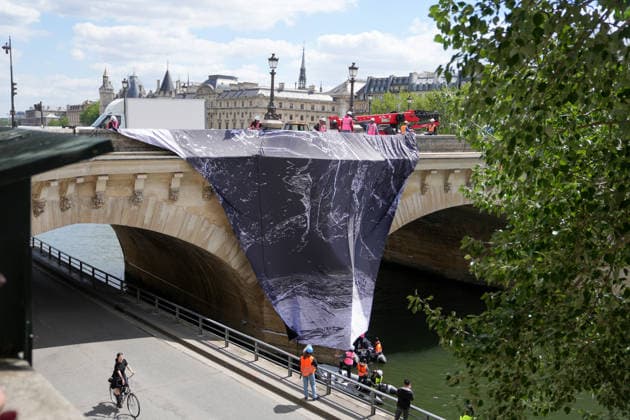 Installation immersive et éphémère dune œuvre dart monumentale de lartiste JR La Caverne du Pont Neuf à Paris, FRance, le 12 mai 2026 Anne Sophie Guebey Bestimage Immersive and ephemeral installation of a monumental artwork by the artist JR The Cave of the Pont Neuf in Paris, France, on May 12, 2026 Paris France  Copyright: xAnne-SophiexGuebeyx xBestimagexAnne-SophiexGuebeyx xBestimagex