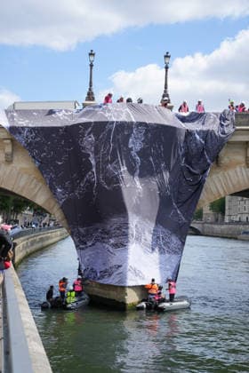 Installation immersive et éphémère dune œuvre dart monumentale de lartiste JR La Caverne du Pont Neuf à Paris, FRance, le 12 mai 2026 Anne Sophie Guebey Bestimage Immersive and ephemeral installation of a monumental artwork by the artist JR The Cave of the Pont Neuf in Paris, France, on May 12, 2026 Paris France  Copyright: xAnne-SophiexGuebeyx xBestimagexAnne-SophiexGuebeyx xBestimagex