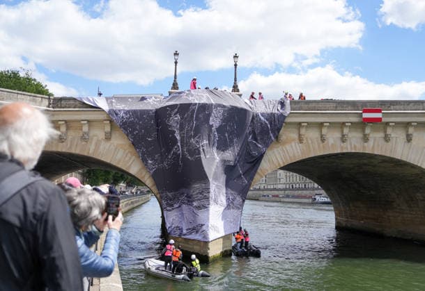 Installation immersive et éphémère dune œuvre dart monumentale de lartiste JR La Caverne du Pont Neuf à Paris, FRance, le 12 mai 2026 Anne Sophie Guebey Bestimage Immersive and ephemeral installation of a monumental artwork by the artist JR The Cave of the Pont Neuf in Paris, France, on May 12, 2026 Paris France  Copyright: xAnne-SophiexGuebeyx xBestimagexAnne-SophiexGuebeyx xBestimagex