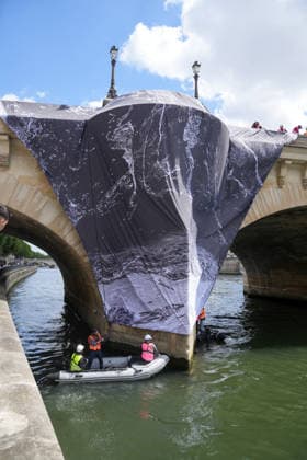 Installation immersive et éphémère dune œuvre dart monumentale de lartiste JR La Caverne du Pont Neuf à Paris, FRance, le 12 mai 2026 Anne Sophie Guebey Bestimage Immersive and ephemeral installation of a monumental artwork by the artist JR The Cave of the Pont Neuf in Paris, France, on May 12, 2026 Paris France  Copyright: xAnne-SophiexGuebeyx xBestimagexAnne-SophiexGuebeyx xBestimagex