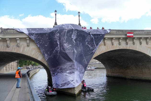 Installation immersive et éphémère dune œuvre dart monumentale de lartiste JR La Caverne du Pont Neuf à Paris, FRance, le 12 mai 2026 Anne Sophie Guebey Bestimage Immersive and ephemeral installation of a monumental artwork by the artist JR The Cave of the Pont Neuf in Paris, France, on May 12, 2026 Paris France  Copyright: xAnne-SophiexGuebeyx xBestimagexAnne-SophiexGuebeyx xBestimagex