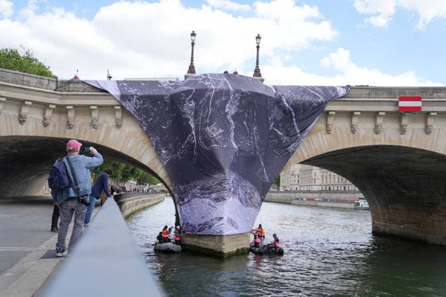 Installation immersive et éphémère dune œuvre dart monumentale de lartiste JR La Caverne du Pont Neuf à Paris, FRance, le 12 mai 2026 Anne Sophie Guebey Bestimage Immersive and ephemeral installation of a monumental artwork by the artist JR The Cave of the Pont Neuf in Paris, France, on May 12, 2026 Paris France  Copyright: xAnne-SophiexGuebeyx xBestimagexAnne-SophiexGuebeyx xBestimagex