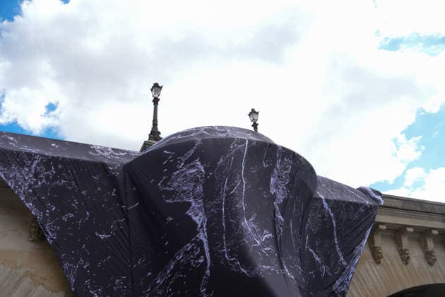 Installation immersive et éphémère dune œuvre dart monumentale de lartiste JR La Caverne du Pont Neuf à Paris, FRance, le 12 mai 2026 Anne Sophie Guebey Bestimage Immersive and ephemeral installation of a monumental artwork by the artist JR The Cave of the Pont Neuf in Paris, France, on May 12, 2026 Paris France  Copyright: xAnne-SophiexGuebeyx xBestimagexAnne-SophiexGuebeyx xBestimagex