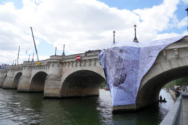 Installation immersive et éphémère dune œuvre dart monumentale de lartiste JR La Caverne du Pont Neuf à Paris, FRance, le 12 mai 2026 Anne Sophie Guebey Bestimage Immersive and ephemeral installation of a monumental artwork by the artist JR The Cave of the Pont Neuf in Paris, France, on May 12, 2026 Paris France  Copyright: xAnne-SophiexGuebeyx xBestimagexAnne-SophiexGuebeyx xBestimagex