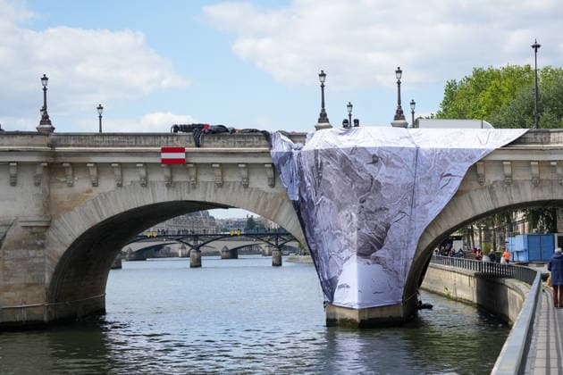 Installation immersive et éphémère dune œuvre dart monumentale de lartiste JR La Caverne du Pont Neuf à Paris, FRance, le 12 mai 2026 Anne Sophie Guebey Bestimage Immersive and ephemeral installation of a monumental artwork by the artist JR The Cave of the Pont Neuf in Paris, France, on May 12, 2026 Paris France  Copyright: xAnne-SophiexGuebeyx xBestimagexAnne-SophiexGuebeyx xBestimagex