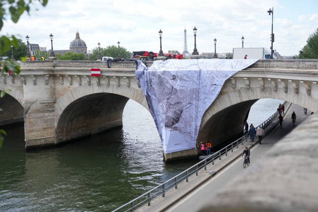 Installation immersive et éphémère dune œuvre dart monumentale de lartiste JR La Caverne du Pont Neuf à Paris, FRance, le 12 mai 2026 Anne Sophie Guebey Bestimage Immersive and ephemeral installation of a monumental artwork by the artist JR The Cave of the Pont Neuf in Paris, France, on May 12, 2026 Paris France  Copyright: xAnne-SophiexGuebeyx xBestimagexAnne-SophiexGuebeyx xBestimagex