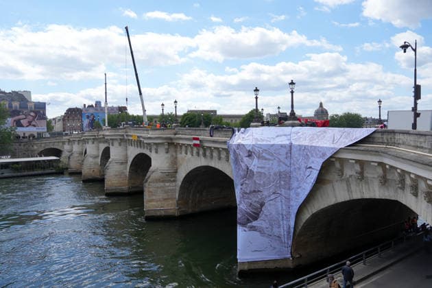 Installation immersive et éphémère dune œuvre dart monumentale de lartiste JR La Caverne du Pont Neuf à Paris, FRance, le 12 mai 2026 Anne Sophie Guebey Bestimage Immersive and ephemeral installation of a monumental artwork by the artist JR The Cave of the Pont Neuf in Paris, France, on May 12, 2026 Paris France  Copyright: xAnne-SophiexGuebeyx xBestimagexAnne-SophiexGuebeyx xBestimagex
