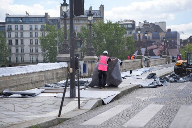 Installation immersive et éphémère dune œuvre dart monumentale de lartiste JR La Caverne du Pont Neuf à Paris, FRance, le 12 mai 2026 Anne Sophie Guebey Bestimage Immersive and ephemeral installation of a monumental artwork by the artist JR The Cave of the Pont Neuf in Paris, France, on May 12, 2026 Paris France  Copyright: xAnne-SophiexGuebeyx xBestimagexAnne-SophiexGuebeyx xBestimagex