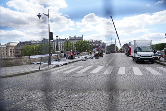 Installation immersive et éphémère dune œuvre dart monumentale de lartiste JR La Caverne du Pont Neuf à Paris, FRance, le 12 mai 2026 Anne Sophie Guebey Bestimage Immersive and ephemeral installation of a monumental artwork by the artist JR The Cave of the Pont Neuf in Paris, France, on May 12, 2026 Paris France  Copyright: xAnne-SophiexGuebeyx xBestimagexAnne-SophiexGuebeyx xBestimagex