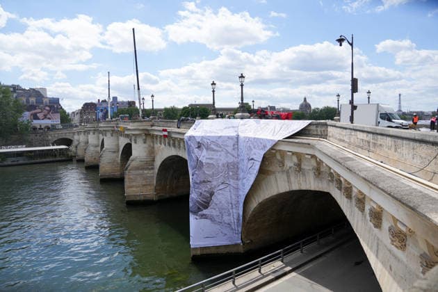 Installation immersive et éphémère dune œuvre dart monumentale de lartiste JR La Caverne du Pont Neuf à Paris, FRance, le 12 mai 2026 Anne Sophie Guebey Bestimage Immersive and ephemeral installation of a monumental artwork by the artist JR The Cave of the Pont Neuf in Paris, France, on May 12, 2026 Paris France  Copyright: xAnne-SophiexGuebeyx xBestimagexAnne-SophiexGuebeyx xBestimagex