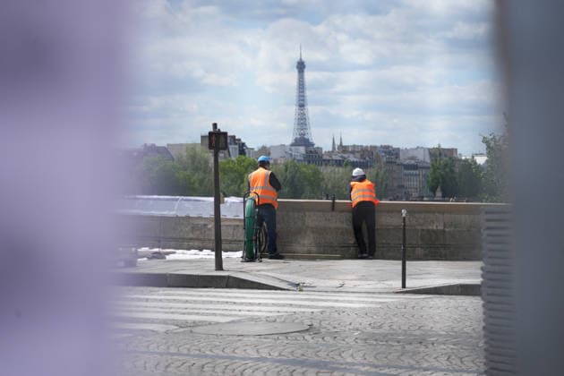 Installation immersive et éphémère dune œuvre dart monumentale de lartiste JR La Caverne du Pont Neuf à Paris, FRance, le 12 mai 2026 Anne Sophie Guebey Bestimage Immersive and ephemeral installation of a monumental artwork by the artist JR The Cave of the Pont Neuf in Paris, France, on May 12, 2026 Paris France  Copyright: xAnne-SophiexGuebeyx xBestimagexAnne-SophiexGuebeyx xBestimagex