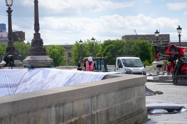 Installation immersive et éphémère dune œuvre dart monumentale de lartiste JR La Caverne du Pont Neuf à Paris, FRance, le 12 mai 2026 Anne Sophie Guebey Bestimage Immersive and ephemeral installation of a monumental artwork by the artist JR The Cave of the Pont Neuf in Paris, France, on May 12, 2026 Paris France  Copyright: xAnne-SophiexGuebeyx xBestimagexAnne-SophiexGuebeyx xBestimagex