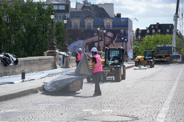 Installation immersive et éphémère dune œuvre dart monumentale de lartiste JR La Caverne du Pont Neuf à Paris, FRance, le 12 mai 2026 Anne Sophie Guebey Bestimage Immersive and ephemeral installation of a monumental artwork by the artist JR The Cave of the Pont Neuf in Paris, France, on May 12, 2026 Paris France  Copyright: xAnne-SophiexGuebeyx xBestimagexAnne-SophiexGuebeyx xBestimagex