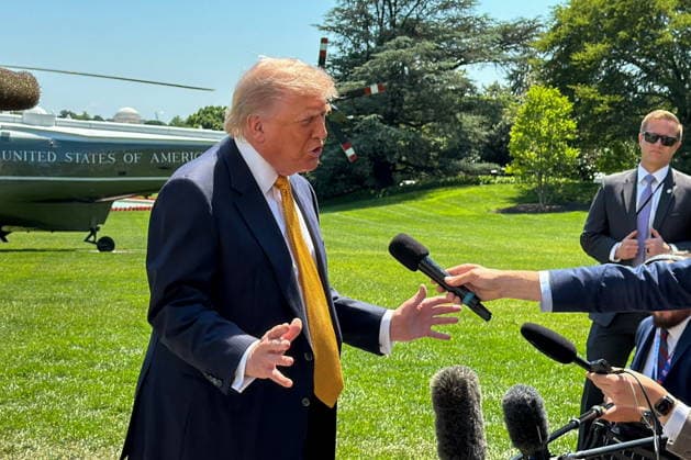 USA, WASHINGTON, DC - MAY 12, 2026: US President Donald Trump talks to journalists ahead of departing for China Washington, Dc USA  - ZUMAt113 20260512_zaa_t113_372 Copyright: xDmitryxKirsanovx