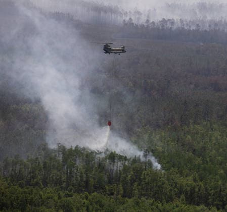 May 12, 2026, Pineland, Ga, United States of America: A U.S. Army CH-47 Chinook helicopter crew with the Georgia Army National Guard, dumps water with a Bambi Bucket during the wildfire suppression efforts, April 25, 2026 in Pineland, Georgia. The Pineland Road Wildfire has burned at least 32,000 acres and destroyed over 100 homes across southern Georgia. Pineland United States of America - ZUMAp138 20260512_zaa_p138_044 Copyright: xSgt.xJordanxMcneal UsxArmyx