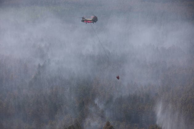 May 12, 2026, Pineland, Ga, United States of America: A U.S. Army CH-47 Chinook helicopter crew with the Georgia Army National Guard, dumps water with a Bambi Bucket during the wildfire suppression efforts, April 28, 2026 in Pineland, Georgia. The Pineland Road Wildfire has burned at least 32,000 acres and destroyed over 100 homes across southern Georgia. Pineland United States of America - ZUMAp138 20260512_zaa_p138_046 Copyright: xSgt.xJordanxMcneal UsxArmyx