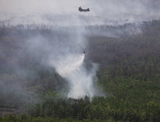 May 12, 2026, Pineland, Ga, United States of America: A U.S. Army CH-47 Chinook helicopter crew with the Georgia Army National Guard, dumps water with a Bambi Bucket during the wildfire suppression efforts, April 25, 2026 in Pineland, Georgia. The Pineland Road Wildfire has burned at least 32,000 acres and destroyed over 100 homes across southern Georgia. Pineland United States of America - ZUMAp138 20260512_zaa_p138_049 Copyright: xSgt.xJordanxMcneal UsxArmyx