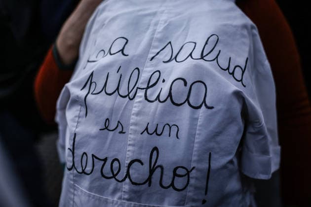 University march in Buenos Aires - 12 May 2026 A protester holds up a smock with the slogan Public Health is a Right during the rally. Thousands of people participated in a new march in defense of public education and universities. The protesters are demanding the implementation of the teacher funding law that was passed but has not yet been applied. Buenos Aires Argentina Copyright: xRobertoxTuerox xSOPAxImagesx RTUERO_20260512206