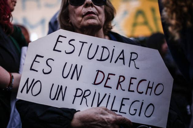 University march in Buenos Aires - 12 May 2026 A protester holds a placard saying Studying is a right, not a privilege during the rally. Thousands of people participated in a new march in defense of public education and universities. The protesters are demanding the implementation of the teacher funding law that was passed but has not yet been applied. Buenos Aires Argentina Copyright: xRobertoxTuerox xSOPAxImagesx RTUERO_20260512207