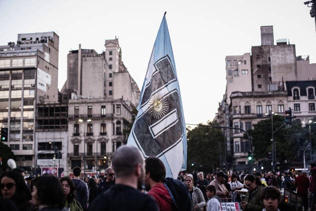 University march in Buenos Aires - 12 May 2026 View of giant Argentina flag during the demonstration. Thousands of people participated in a new march in defense of public education and universities. The protesters are demanding the implementation of the teacher funding law that was passed but has not yet been applied. Buenos Aires Argentina Copyright: xRobertoxTuerox xSOPAxImagesx RTUERO_20260512213