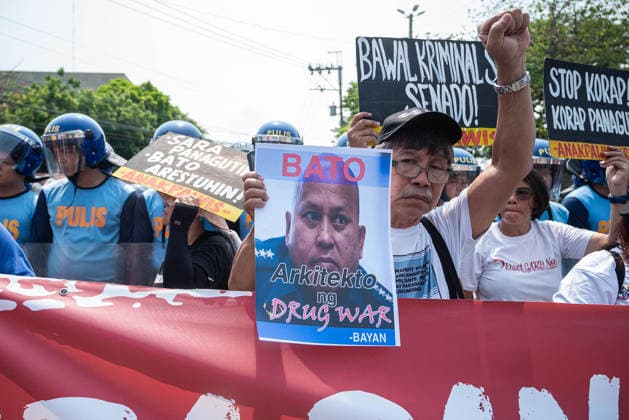 May 13, 2026, Pasay, Metro Manila, Philippines: A protester holds up a a sign calling for the arrest of Senator Dela Rosa. Pasay Philippines - ZUMAy102 20260513_zip_y102_016 Copyright: xKenosisxYapx