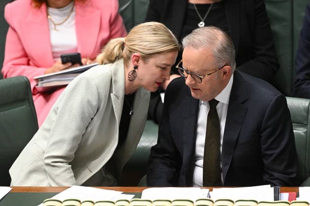 QUESTION TIME, Australian Prime Minister Anthony Albanese speaks to Australian Agriculture Minister Julie Collins during Question Time in the House of Representatives at Parliament House in Canberra, Wednesday, May 13, 2026. ( NO ARCHIVING CANBERRA AUSTRALIAN CAPITAL TERRITORY AUSTRALIA  Copyright: xLUKASxCOCHx 20260513130414699422