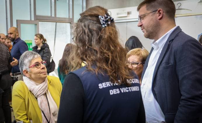 Victim Crocefissa Fifa Ricotta (C) and Actv editor-in-chief Aurelien Laurent (R) pictured ahead of the trial of P. and A. Falzone, at the Court of Appeal of Mons, on Wednesday 13 May 2026. The trial of the two men concerns the 2022 tragedy in Strepy-Bracquegnies, where a car plowed into a carnival parade around 5:00. Six people died at the scene, and a seventh months later in the hospital. P. Falzone is charged with seven murder and 81 attempted murder. A. Falzone with failure to render aid to a person in danger. Today the court continues to hear the victims.  VIRGINIExLEFOUR 173674899