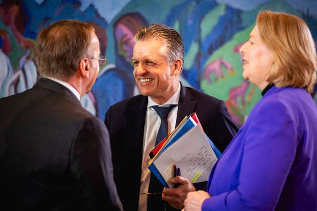 L R Boris Pistorius SPD , Federal Minister of Defense, Thorsten Frei CDU , Head of the Federal Chancellery, and Baerbel Bas SPD , Federal Minister of Labor and Social Affairs, pictured during a cabinet meeting in Berlin, 13 05 2026 Berlin Germany Copyright: xJulianexSonntagx