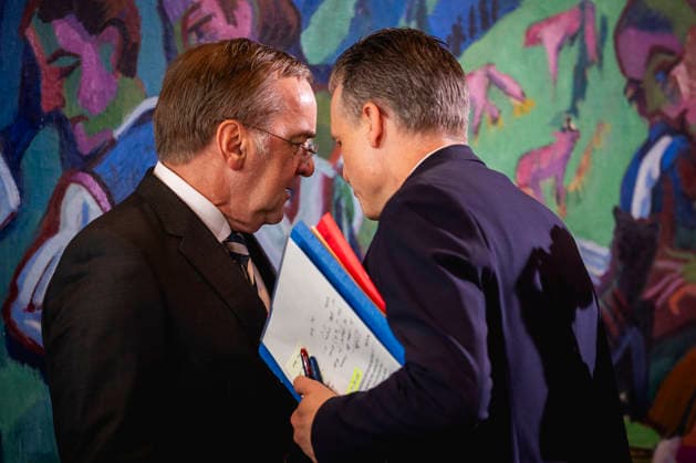 L R Boris Pistorius SPD , Federal Minister of Defense, and Thorsten Frei CDU , Head of the Federal Chancellery, taken during a cabinet meeting in Berlin, 13 05 2026 Berlin Germany Copyright: xJulianexSonntagx
