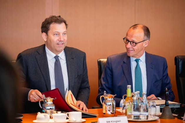 L R Lars Klingbeil, Federal Minister of Finance, and Friedrich Merz CDU , Federal Chancellor, pictured during a cabinet meeting in Berlin, 13 05 2026 Berlin Germany Copyright: xJulianexSonntagx