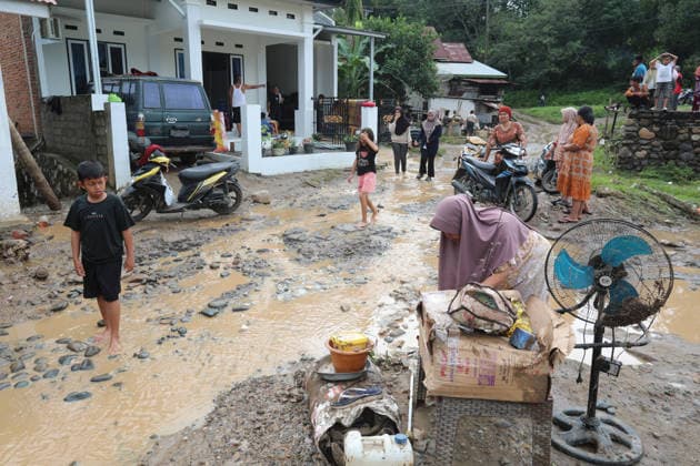 Aftermath of flood in Sumatra TANAH DATAR, INDONESIA - MAY 13: Residents wade through while carrying their stuff to safety after heavy rain in Tanah Datar, West Sumatera Province, Indonesia on May 13, 2026. The structures affected by the floods include residential homes, vehicle, irrigation dam, two village bridge, subdistrict roads, and the rice field. Adi Prima Anadolu Tanah Datar Indonesia. Editorial use only. Please get in touch for any other usage.  Copyright: x2026xAnadoluxAdixPrimax