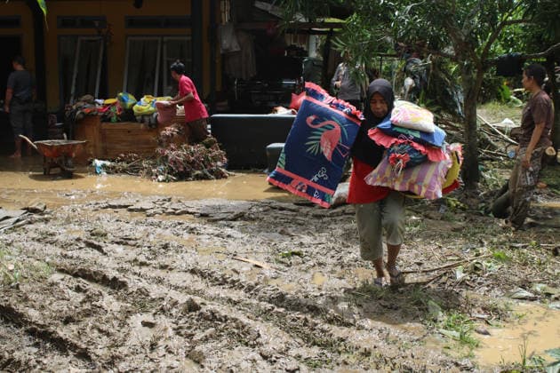 Aftermath of flood in Sumatra TANAH DATAR, INDONESIA - MAY 13: Residents wade through while carrying their stuff to safety after heavy rain in Tanah Datar, West Sumatera Province, Indonesia on May 13, 2026. The structures affected by the floods include residential homes, vehicle, irrigation dam, two village bridge, subdistrict roads, and the rice field. Adi Prima Anadolu Tanah Datar Indonesia. Editorial use only. Please get in touch for any other usage.  Copyright: x2026xAnadoluxAdixPrimax