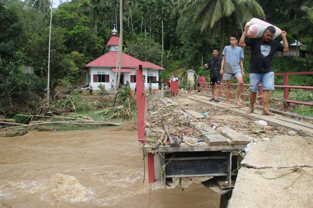 Aftermath of flood in Sumatra TANAH DATAR, INDONESIA - MAY 13: Residents wade through while carrying their stuff to safety after heavy rain in Tanah Datar, West Sumatera Province, Indonesia on May 13, 2026. The structures affected by the floods include residential homes, vehicle, irrigation dam, two village bridge, subdistrict roads, and the rice field. Adi Prima Anadolu Tanah Datar Indonesia. Editorial use only. Please get in touch for any other usage.  Copyright: x2026xAnadoluxAdixPrimax