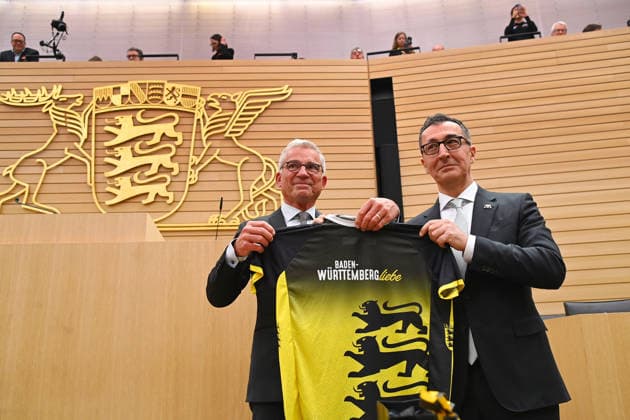 Cem OEZDEMIR State Premier of Baden Wuerttemberg receives a running shirt from State Parliament President Thomas STROBL State Premier election in Baden Wuerttemberg on 13 05 2026 in the State Parliament in Stuttgart