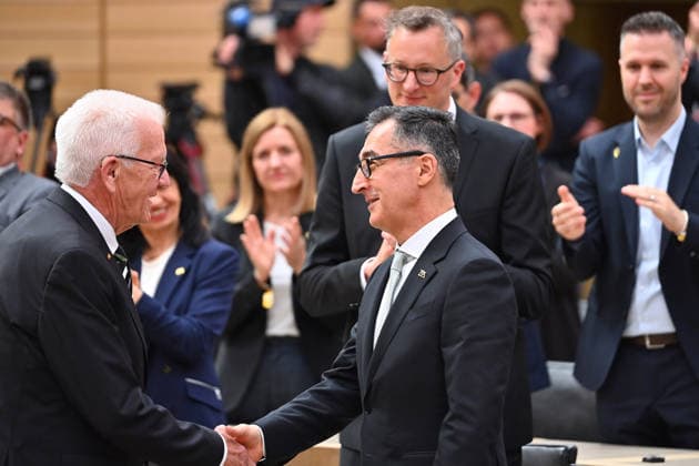 Cem OEZDEMIR after his election as Minister President here with congratulator Winfried KRETSCHMANN Minister President election in Baden Wuerttemberg on 13 05 2026 in the state parliament in Stuttgart